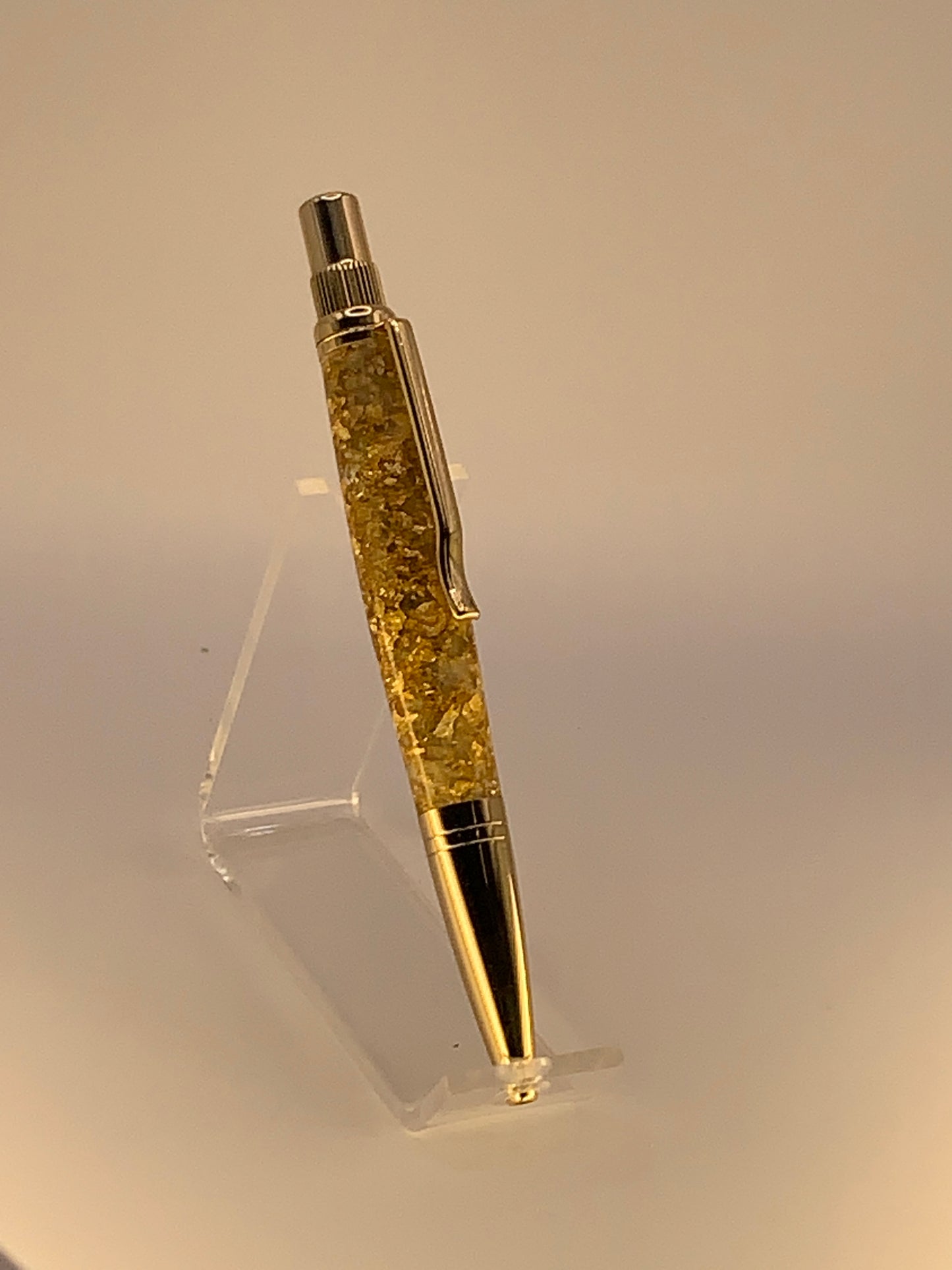Aurum Twist – Executive Gold Flake Pen
