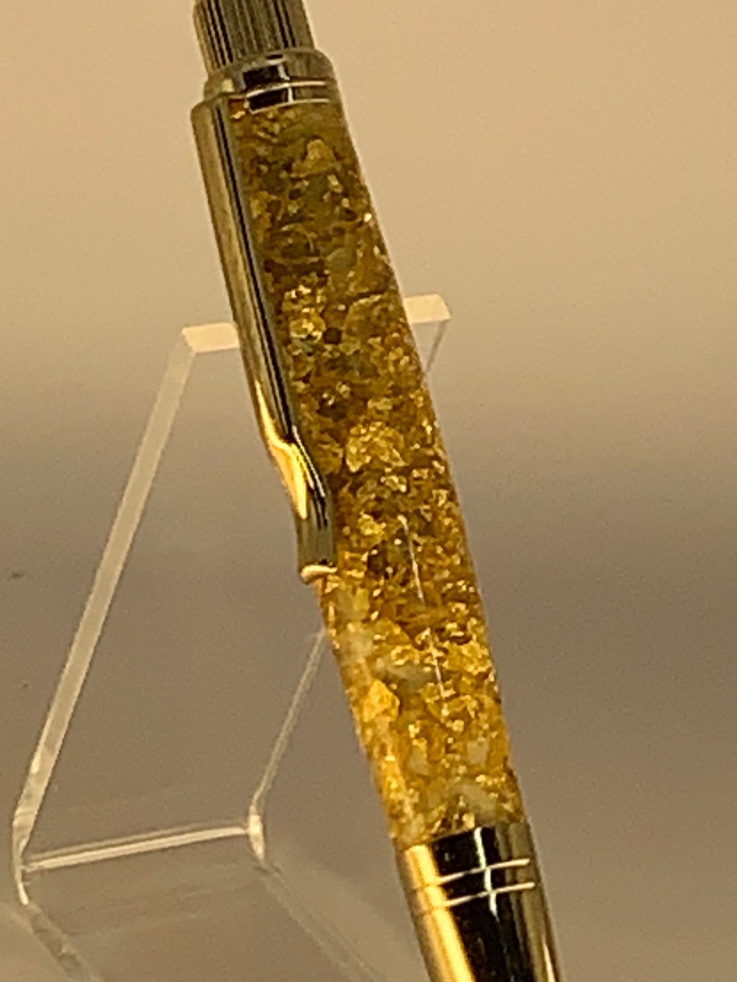 Aurum Twist – Executive Gold Flake Pen